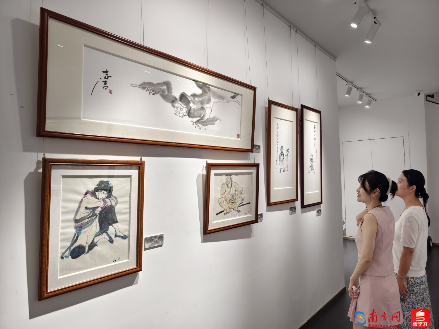 观众在展览现场观展
