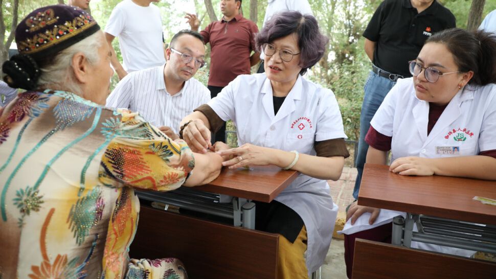 广东名医进疆 针灸妙手祛病痛