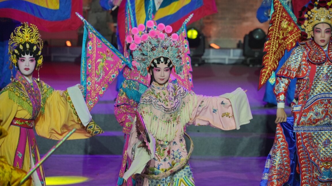 Spectacular Qiuse Parade illuminates the night in Foshan