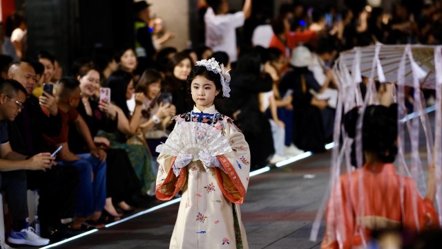 Fashion show unfolds on Shangxiajiu Arcade Street, marking the opening of the 2024 Bay Area Fashion and Culture Arts Showcase