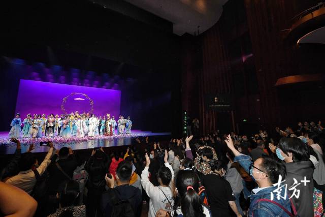 上海场《白蛇传·情》演出圆满成功，赢得观众喝彩。 薛才焕 摄