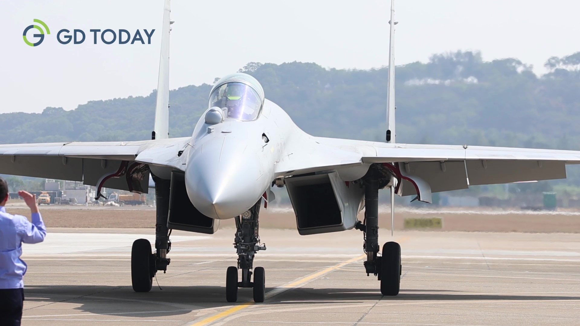 J-15T arrives at Zhuhai to debut at Airshow China