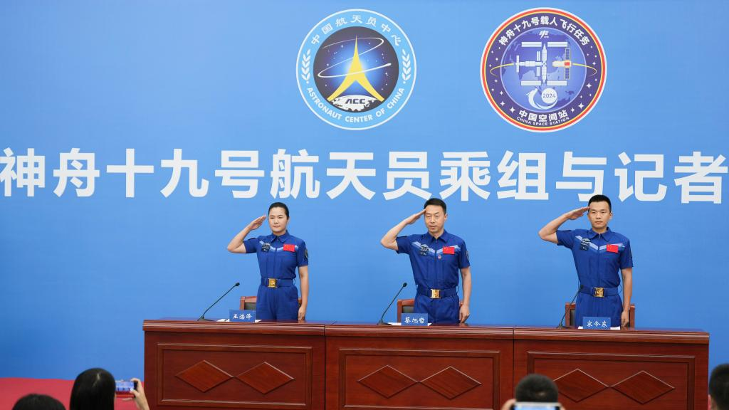 Les astronautes de Shenzhou-19 rencontrent la presse après leur retour de l'espace