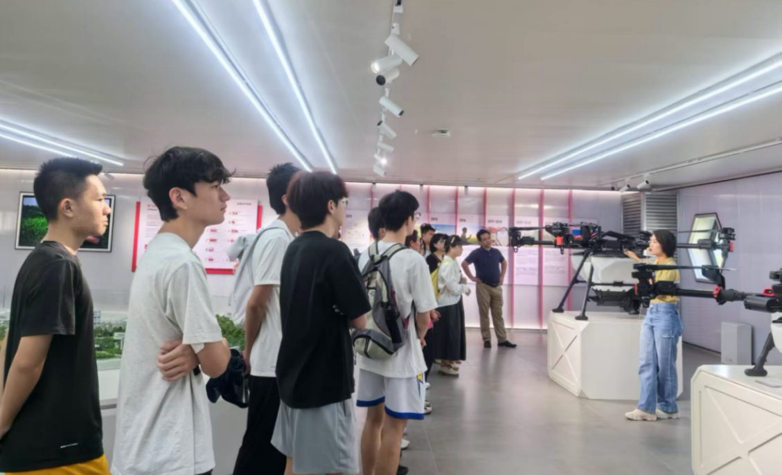 极飞工作人员向参观者讲解大型农业无人机