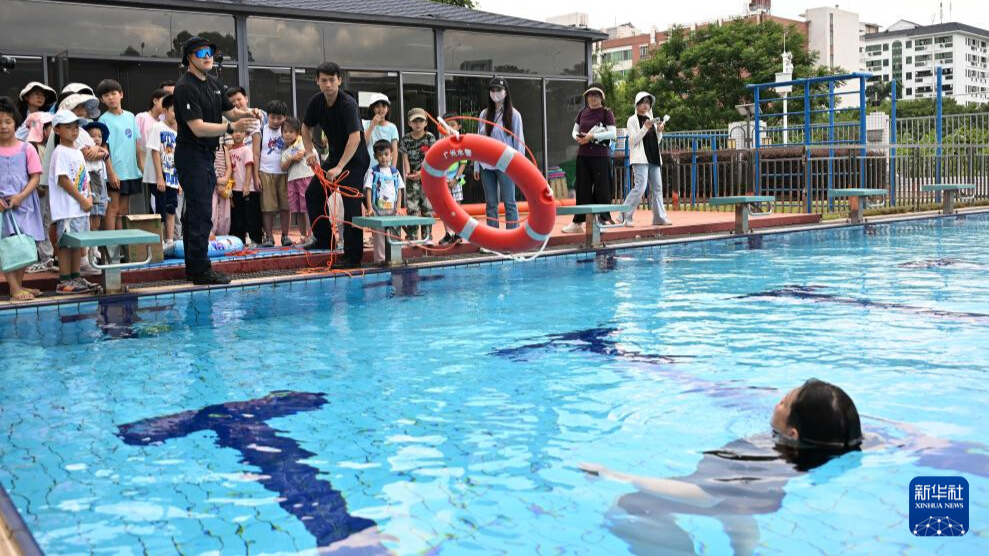 Guangdong : des jeunes sensibilisés aux techniques de sauvetage aquatique