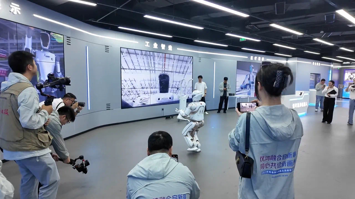 GBA media workers explore Wuxi's industry, musical charms