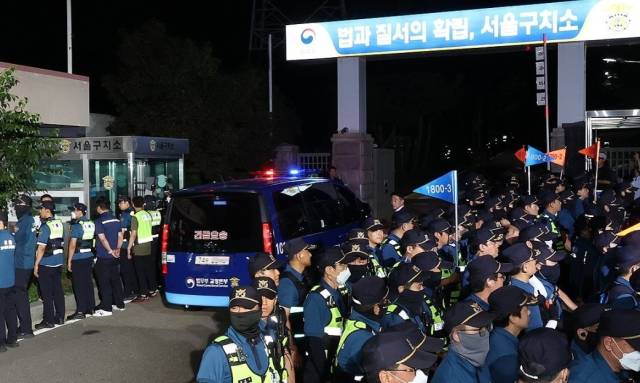 当地时间9日晚，尹锡悦乘坐的车辆进入首尔拘留所