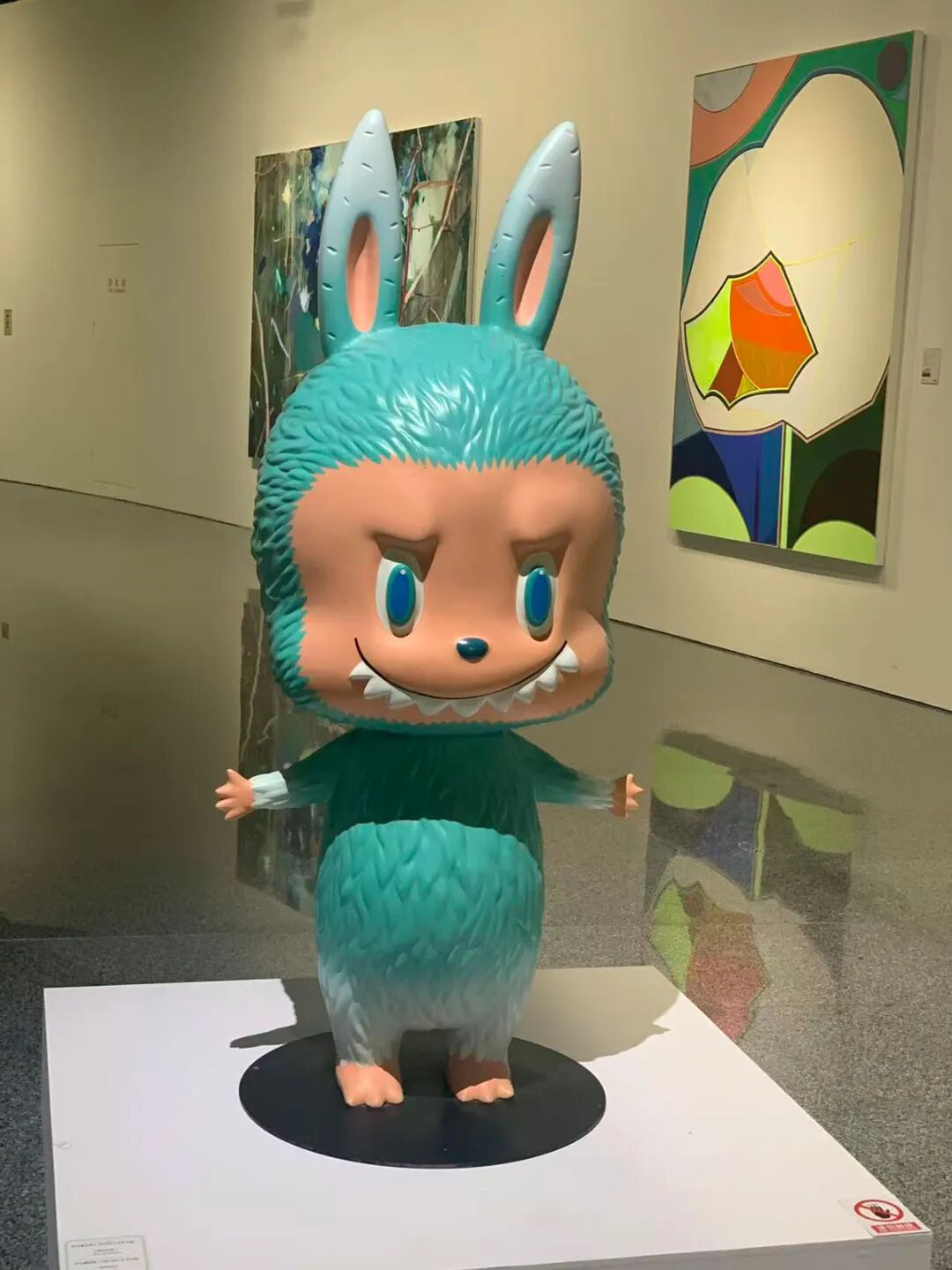 拍出108万元天价的LABUBU雕塑。(受访者供图/图)