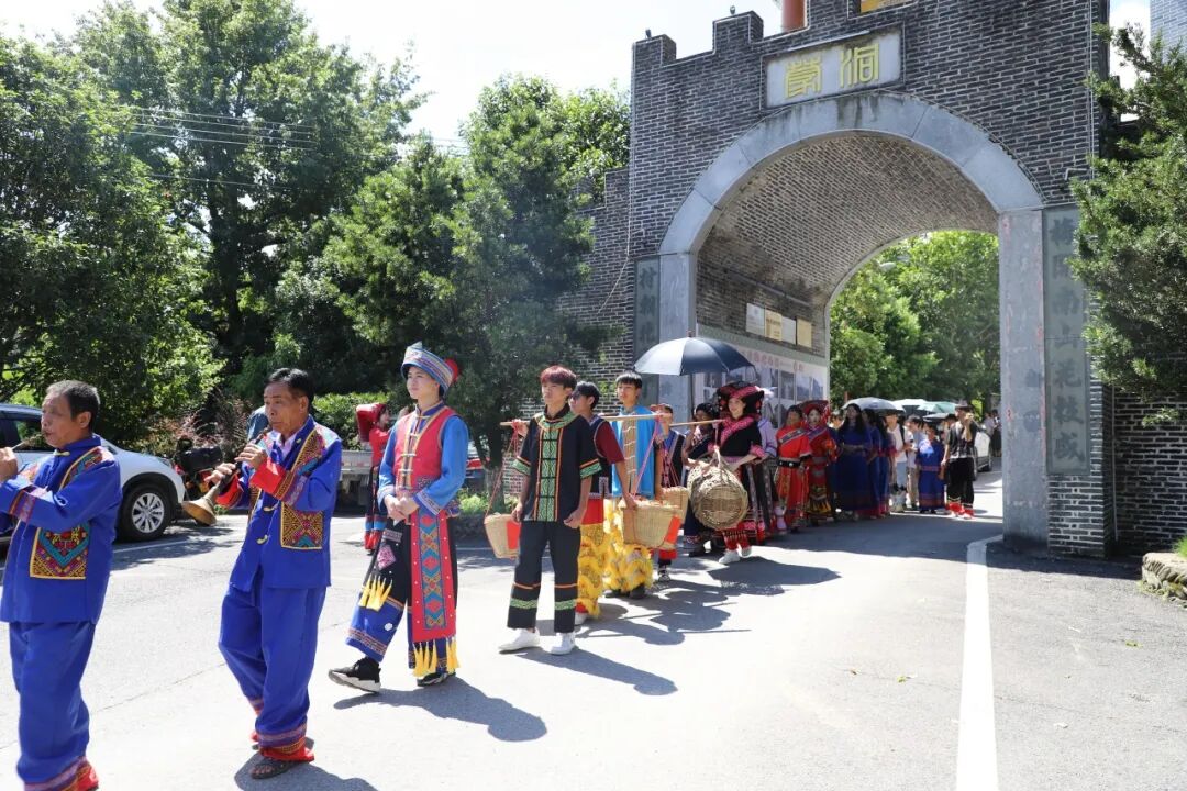 2023年8月,游客在蒙峒古村演绎壮族婚礼(来源:蒙美芹)