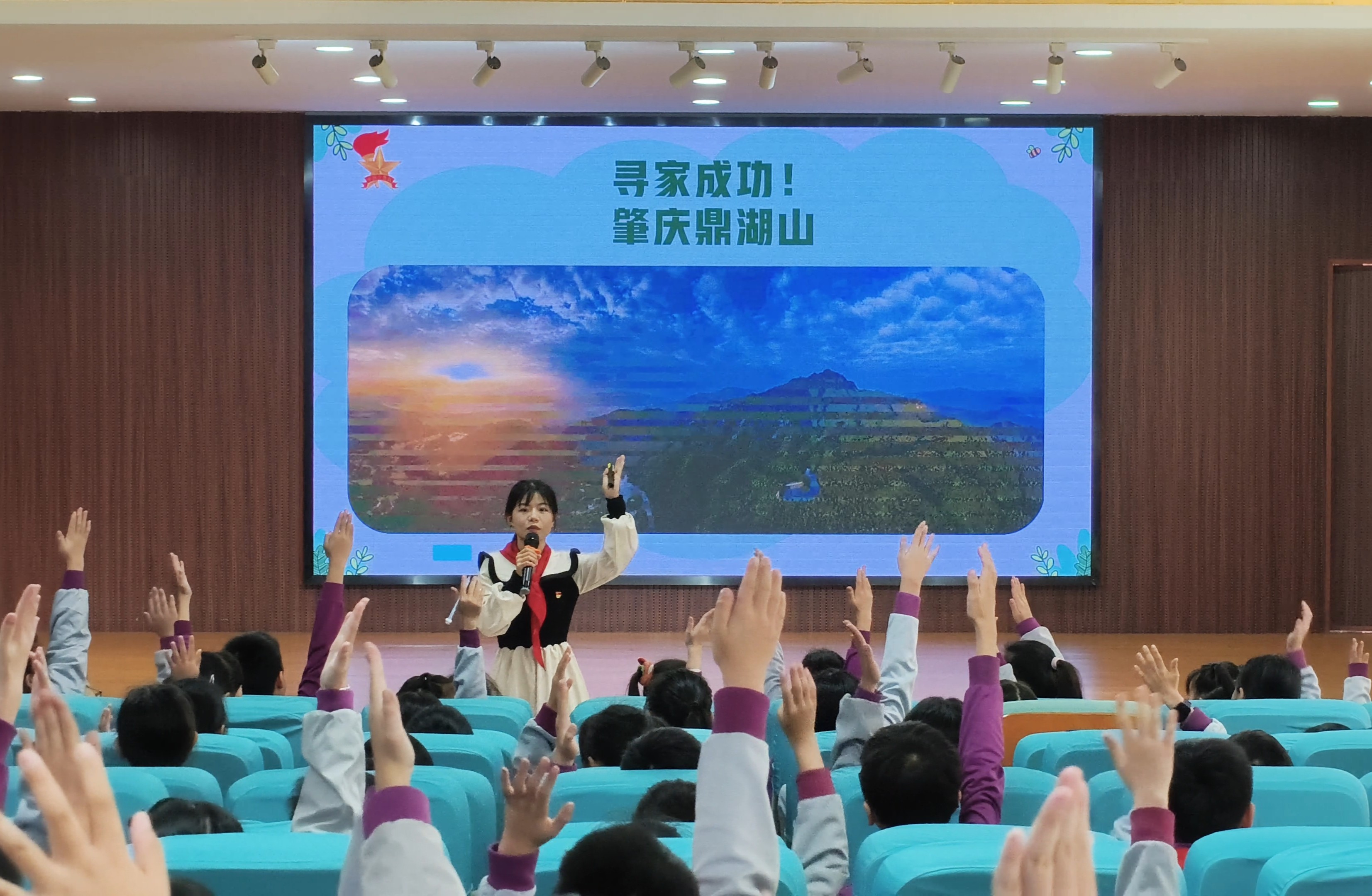 宣讲团成员与孩子积极互动。通讯员 彭金铃 供图