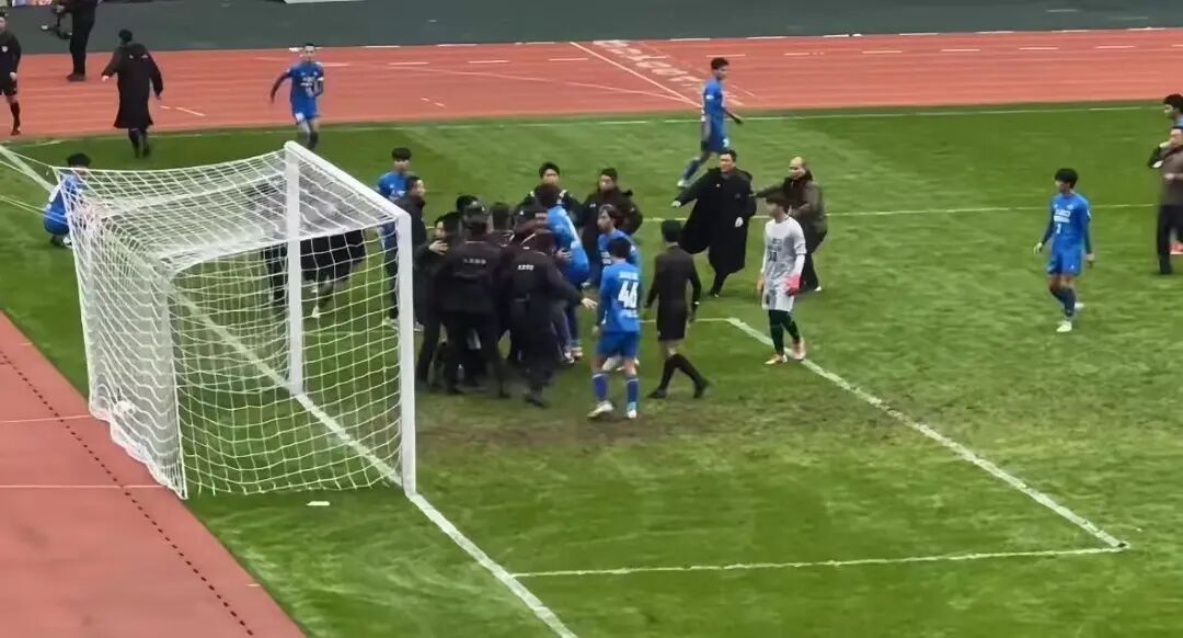 多名球员围着主裁,安保介入。 图源:潇湘晨报