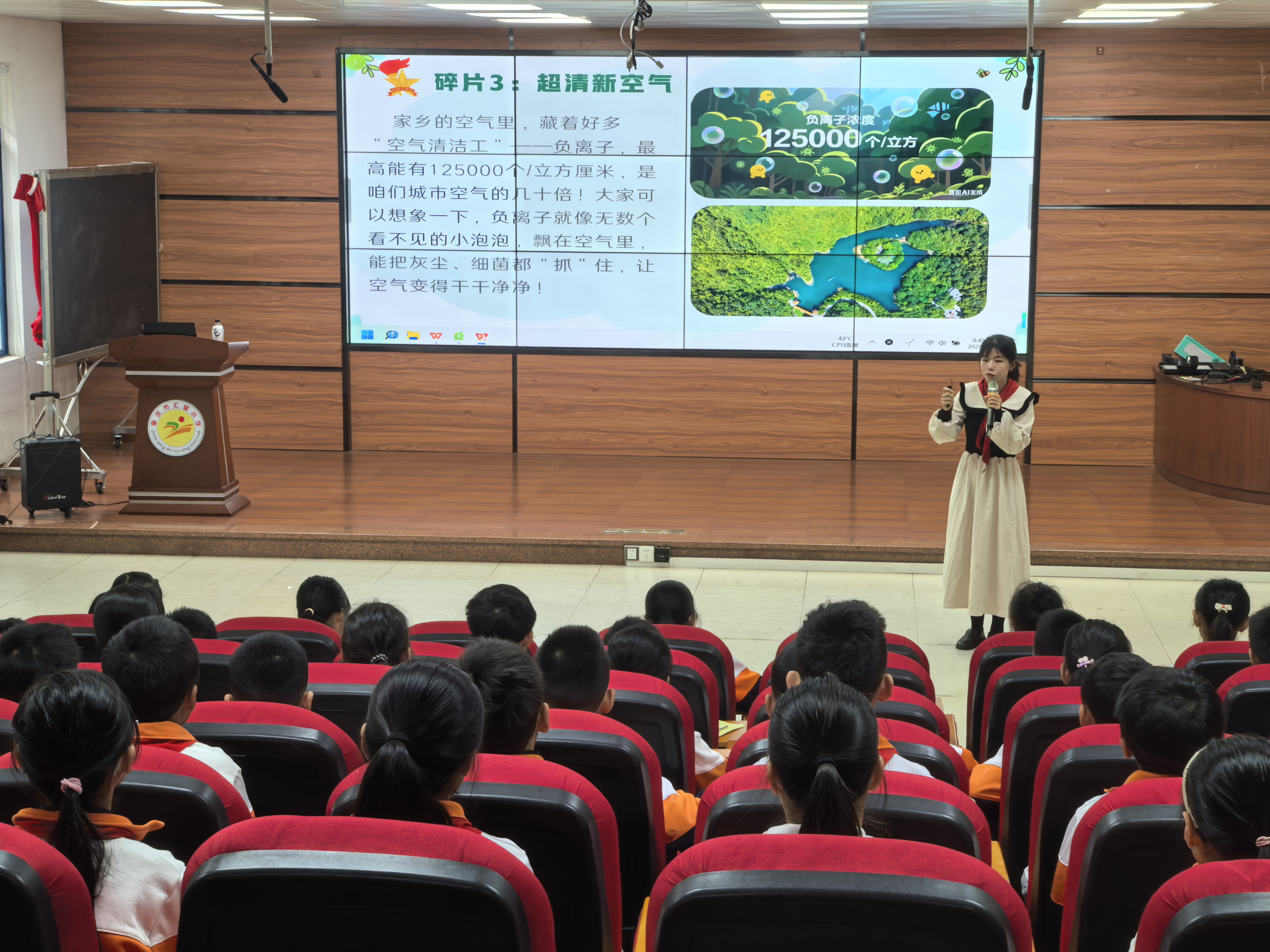 宣讲团成员给孩子讲解“绿水青山就是金山银山”的理念。肇庆市融媒体中心记者 胡源愿 摄