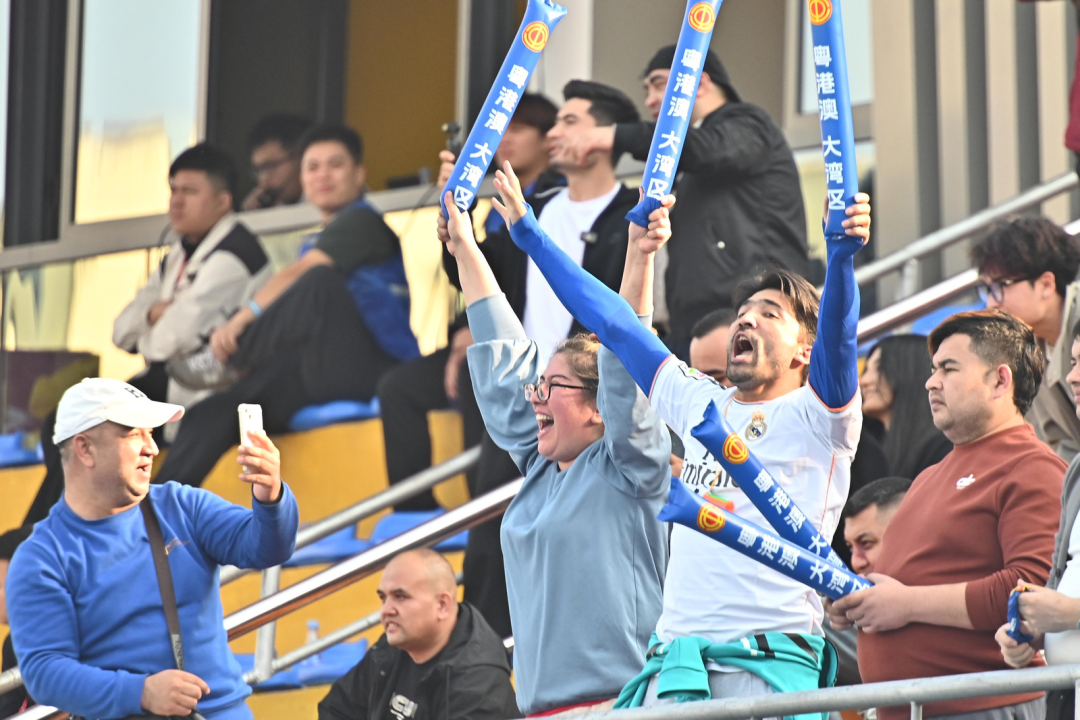 2026年省港杯超级足球邀请赛三水赛区,新疆球迷为参赛队伍呐喊助威。