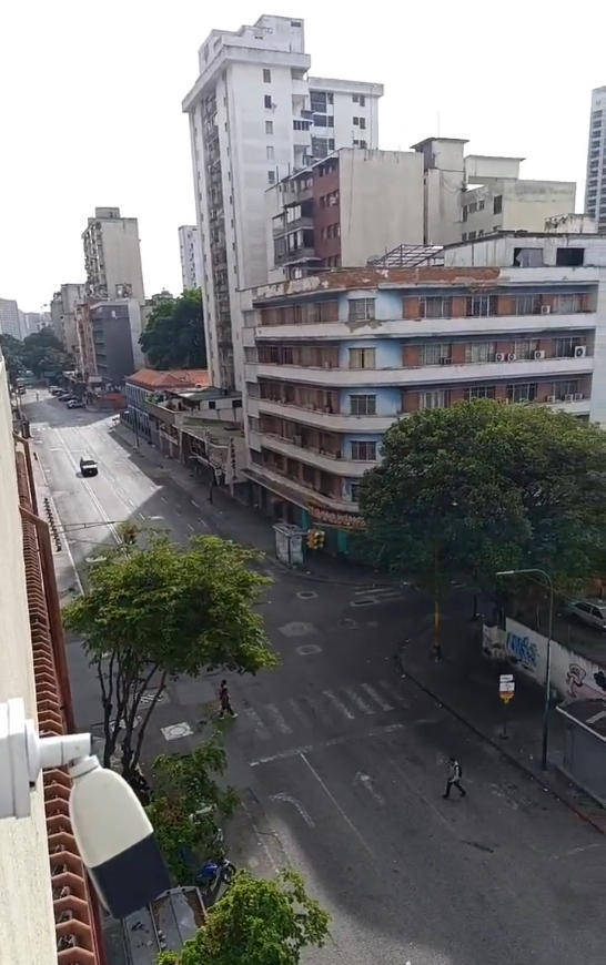 遭空袭后，委内瑞拉首都加拉斯加的街头。受访者供图