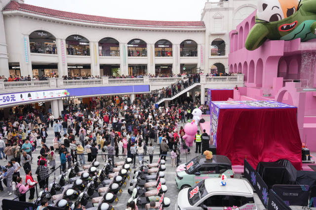 8号仓流溪河奥莱小镇乐队演出。 8号仓流溪河奥莱小镇乐队演出。