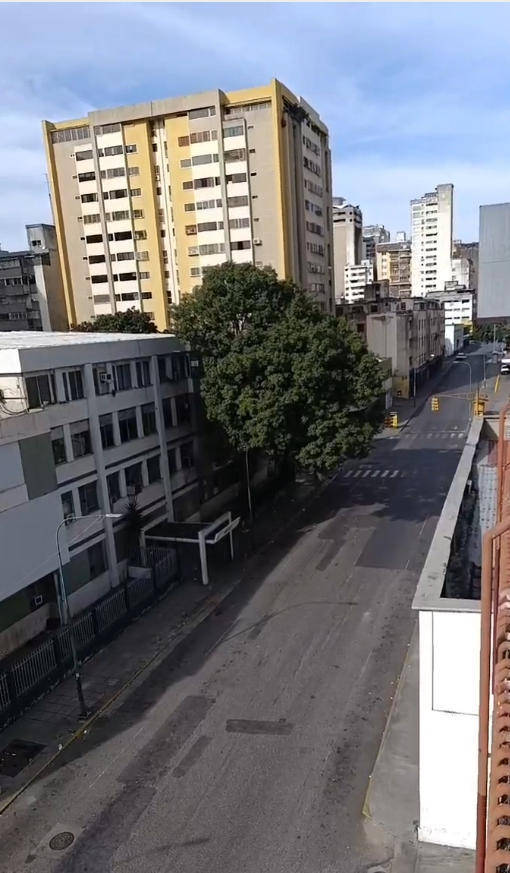 遭空袭后，委内瑞拉首都加拉斯加的街头。受访者供图