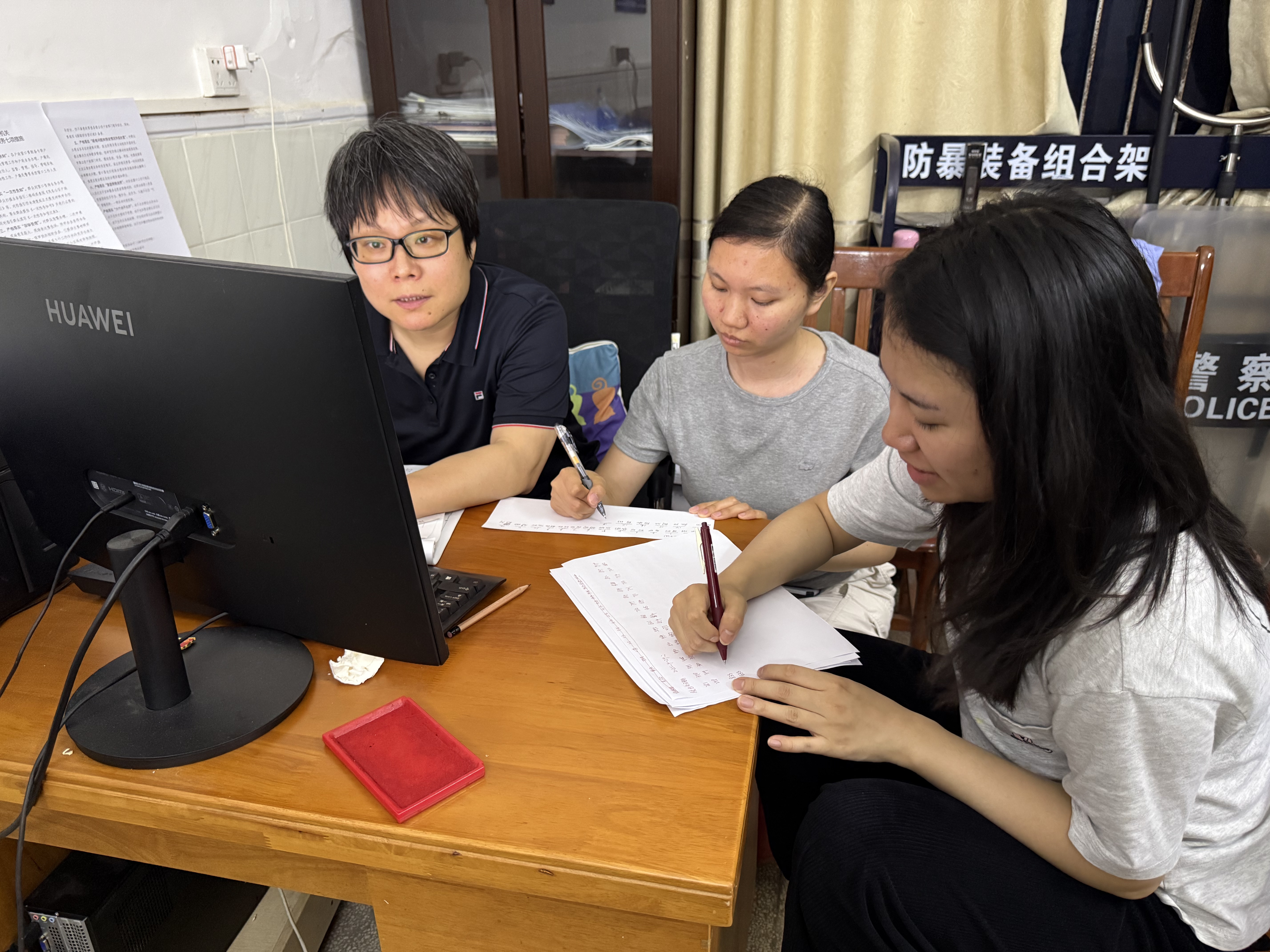 彭丹丹（左一）、许雪丹（左二）、邓诗舟（右一）在派出所手动获取数据