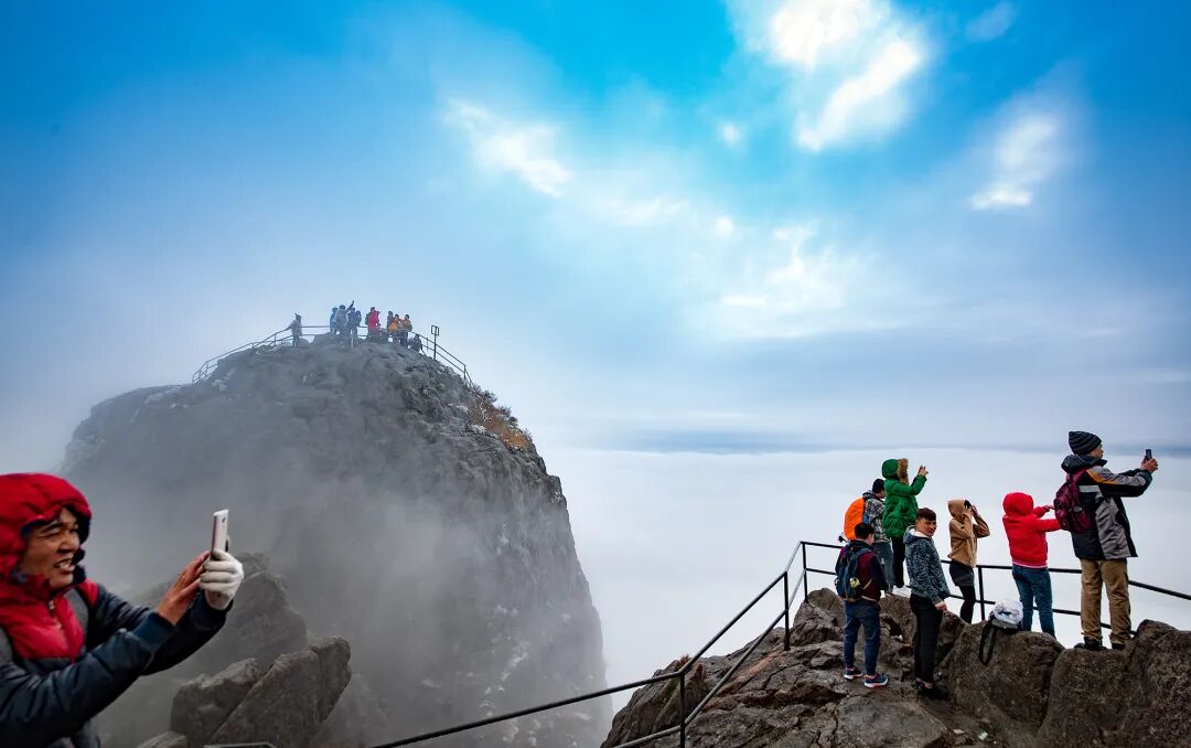 游客在金子山赏雪观云海(摄影:陈承奇)