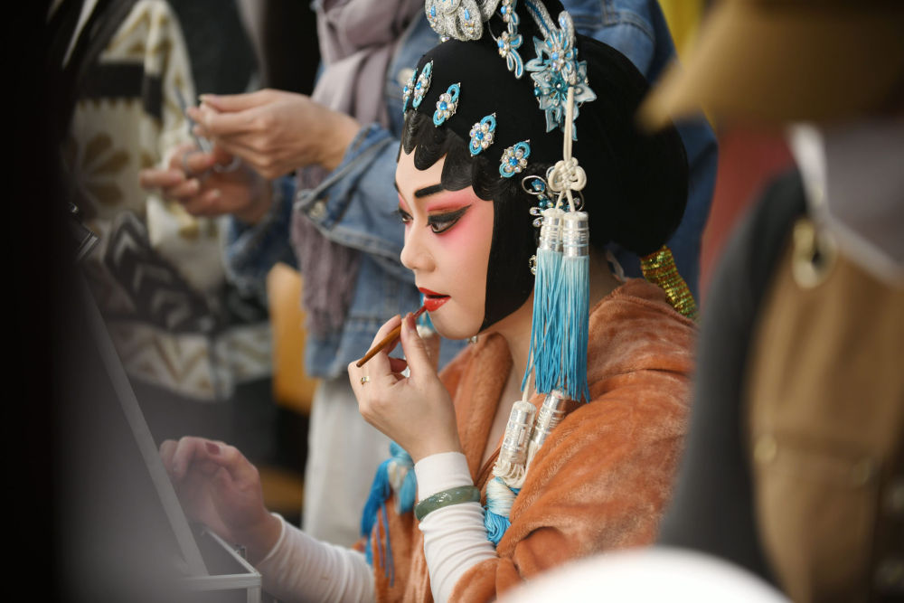 广州粤剧院演员在后台化妆。新华社发（许建梅 摄）