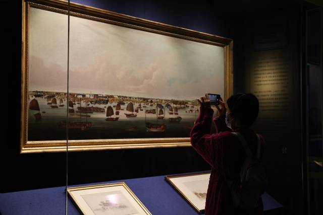广东省博物馆内，观众正在参观“焦点——18—19世纪中西方视觉艺术的调适”展。