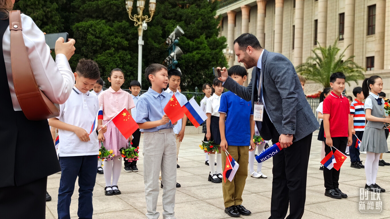 欢迎仪式现场的中俄少年儿童。（总台央视记者王子杭、段德文拍摄）
