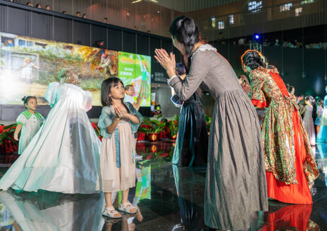 广东多家博物馆推出夜间开放服务，图为2023年暑期广东省博物馆举行的夜间主题活动。南方+记者 姚志豪 摄