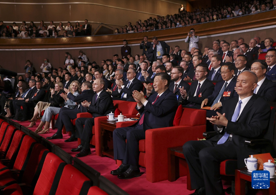 　　5月16日下午，国家主席习近平和俄罗斯总统普京在北京国家大剧院共同出席“中俄文化年”开幕式暨庆祝中俄建交75周年专场音乐会并致辞。这是两国元首共同欣赏由中俄两国艺术家联袂呈现的精彩文艺演出。新华社记者 刘卫兵 摄