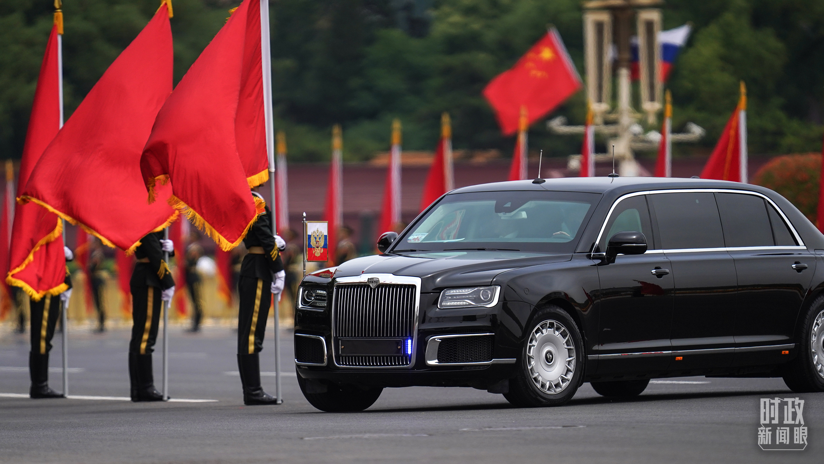 普京总统乘车抵达欢迎仪式现场。（总台国广记者李晋拍摄）