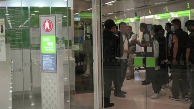 香港一家恒生银行遭劫匪持刀抢走三十余万港币！有女职员受伤