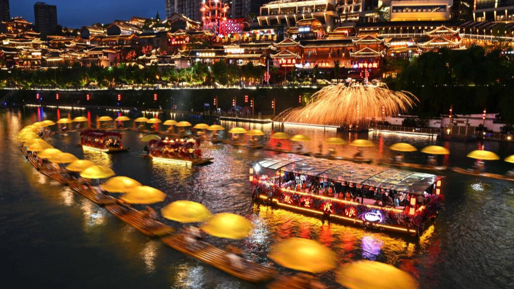 People enjoy 3-day holiday of Dragon Boat Festival across China