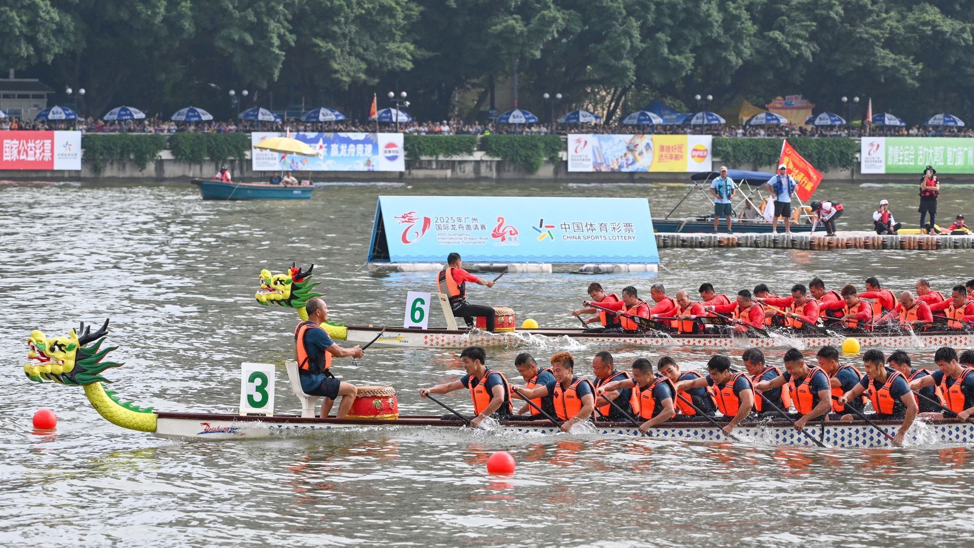 4,000 paddlers join international dragon boat races in Guangzhou