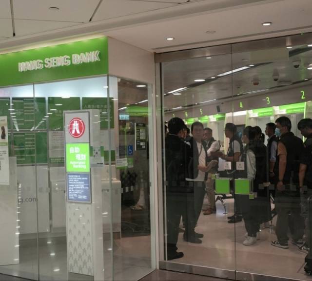 香港警方在事发银行调查。香港行遭