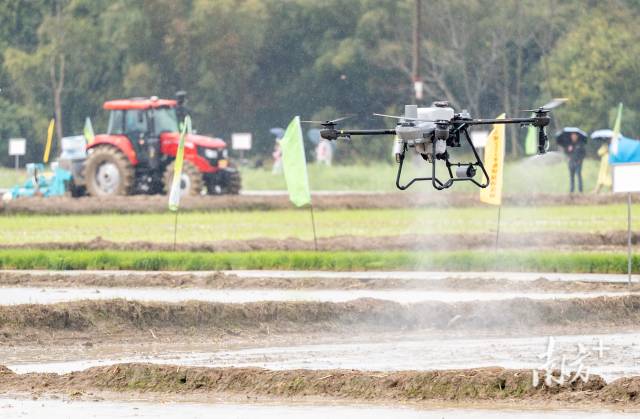 农用无人机正在进行飞播作业演示