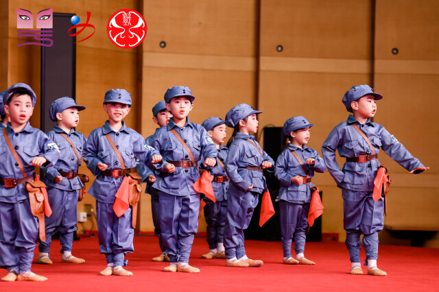 幼儿园粤剧节目《沙家浜·奔袭》