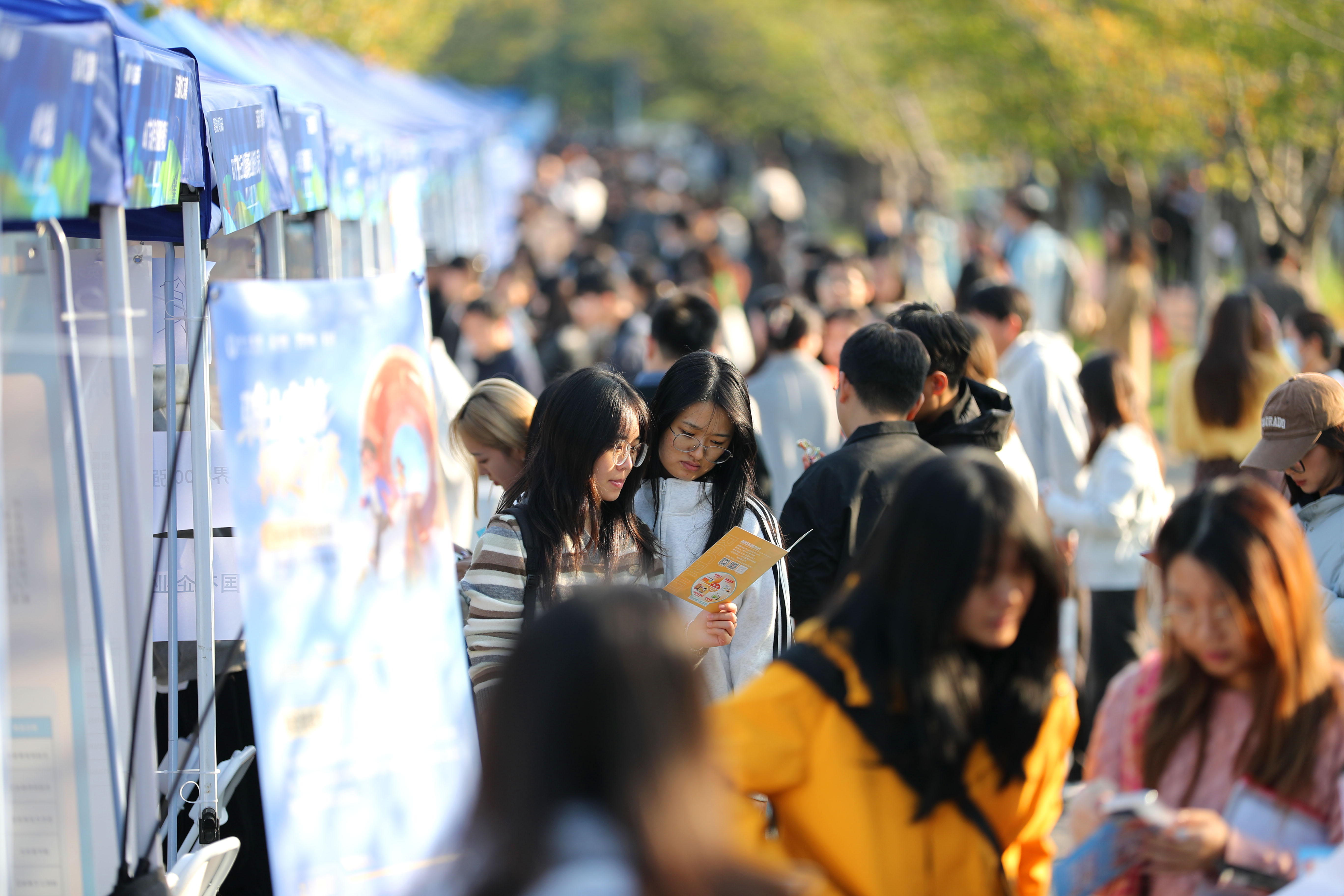 2025年10月22日,“百万英才汇南粤-NEP1_20251022_C0028822017 2025年10月22日,华中农业大学专场,大批学生前来咨询和应聘。