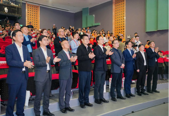 全场起立向沈金水老战士致敬