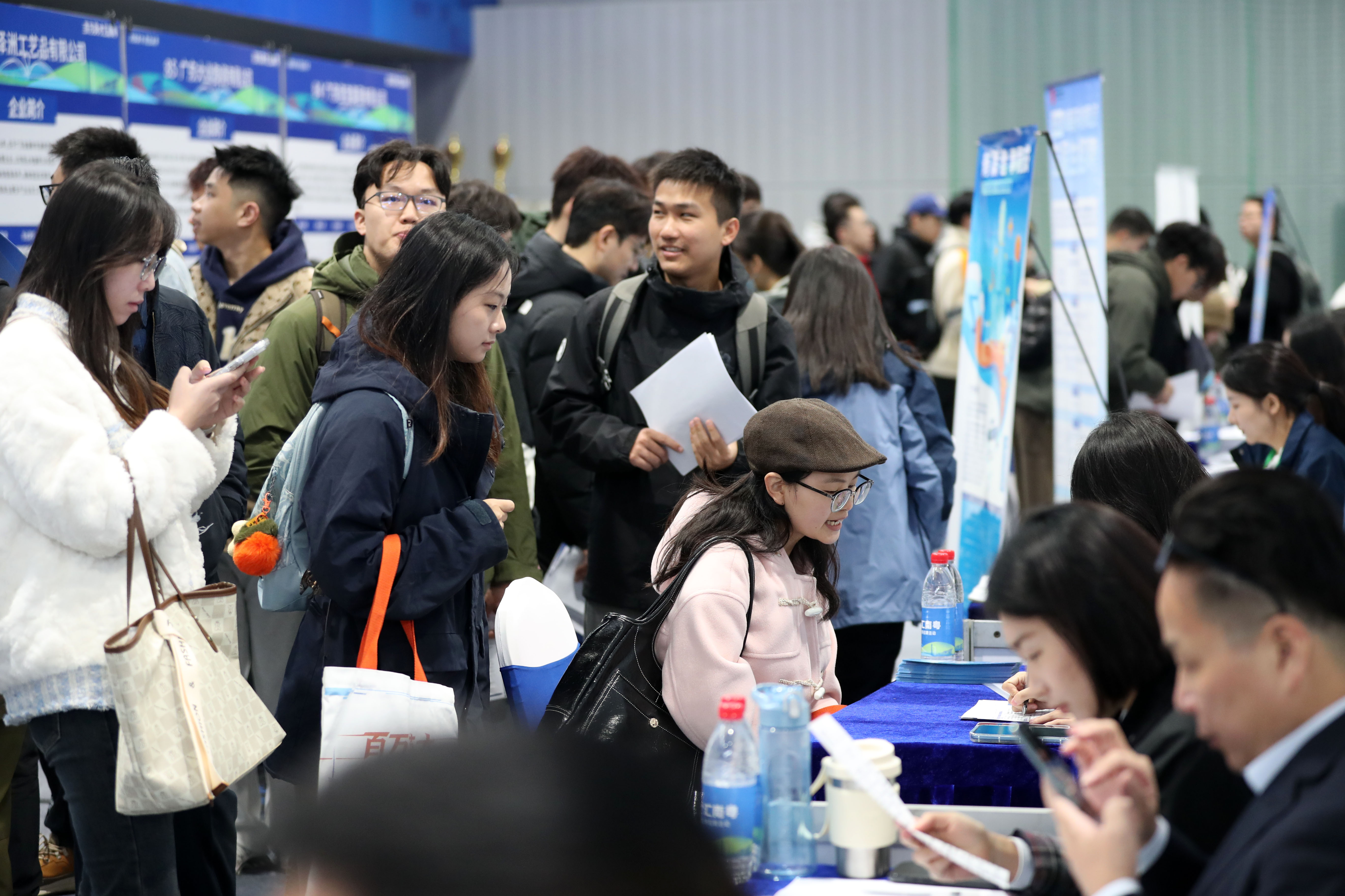 2025年10月21日,百万英才汇南粤2-NEP1_20251021_C0028808660 活动吸引大量学生前来应聘和咨询。