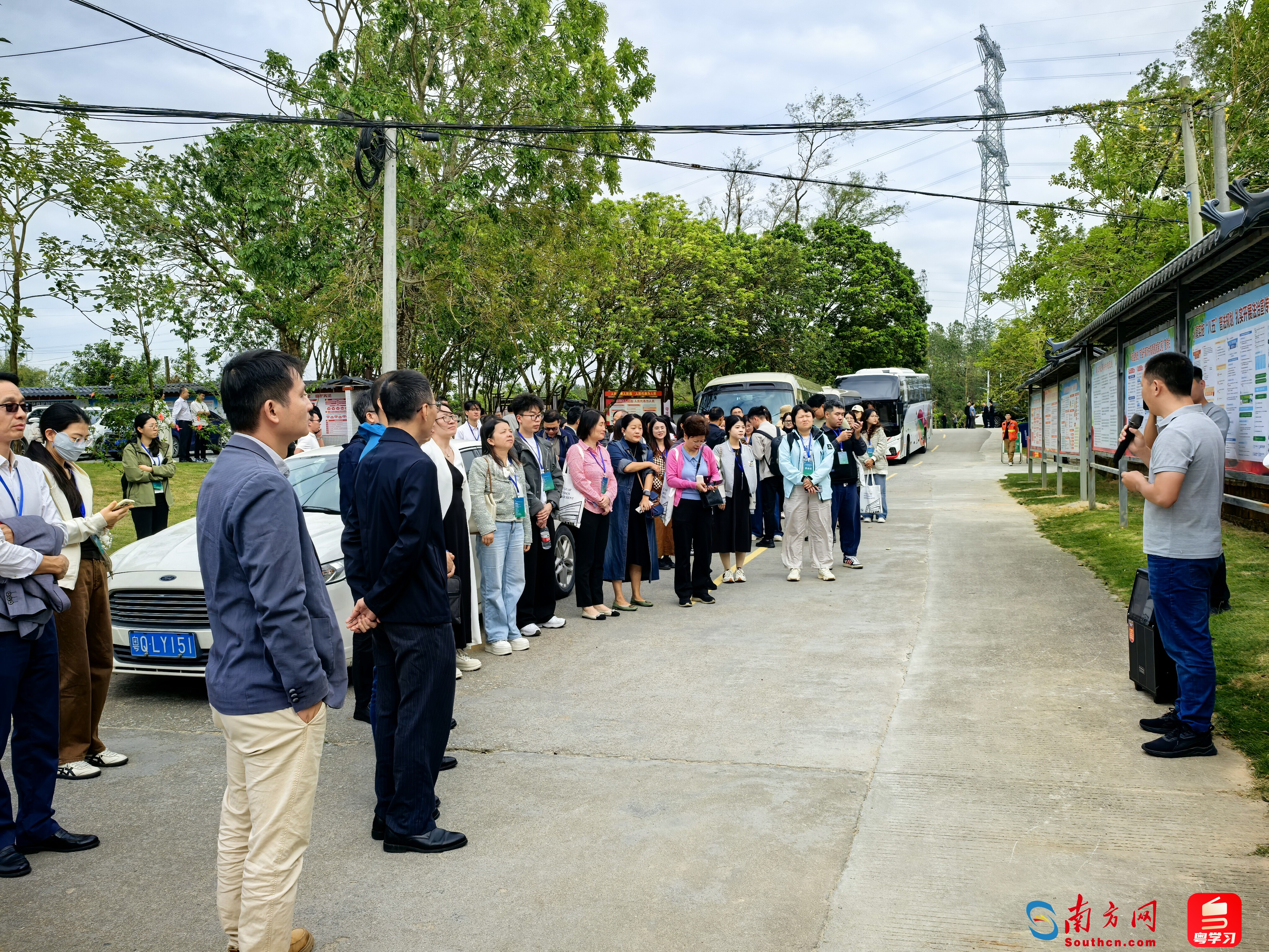 嘉宾来到塘口镇上垌村开展调研