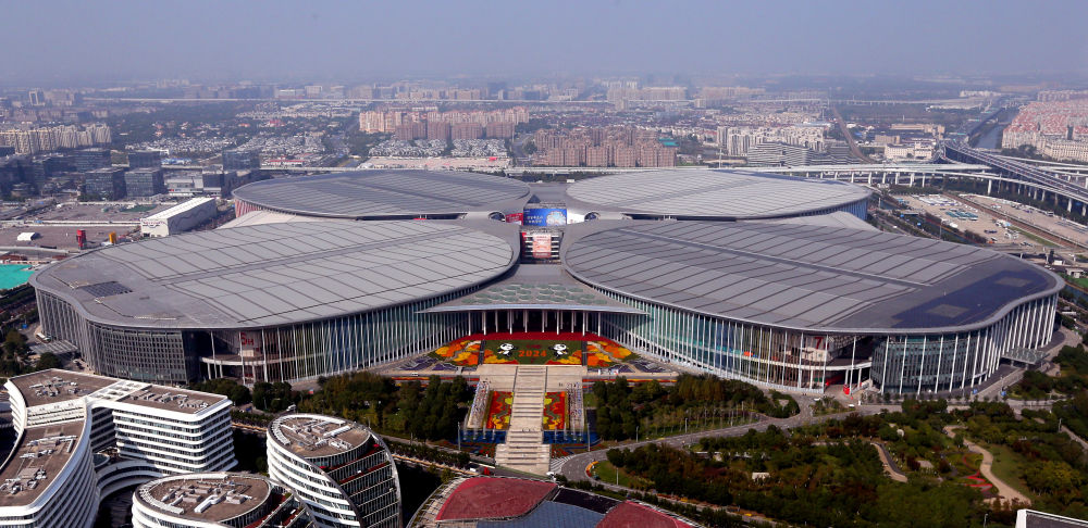 这是2024年11月4日拍摄的中国国际进口博览会举办场地——国家会展中心(上海)外景(无人机照片)。新华社记者凡军摄