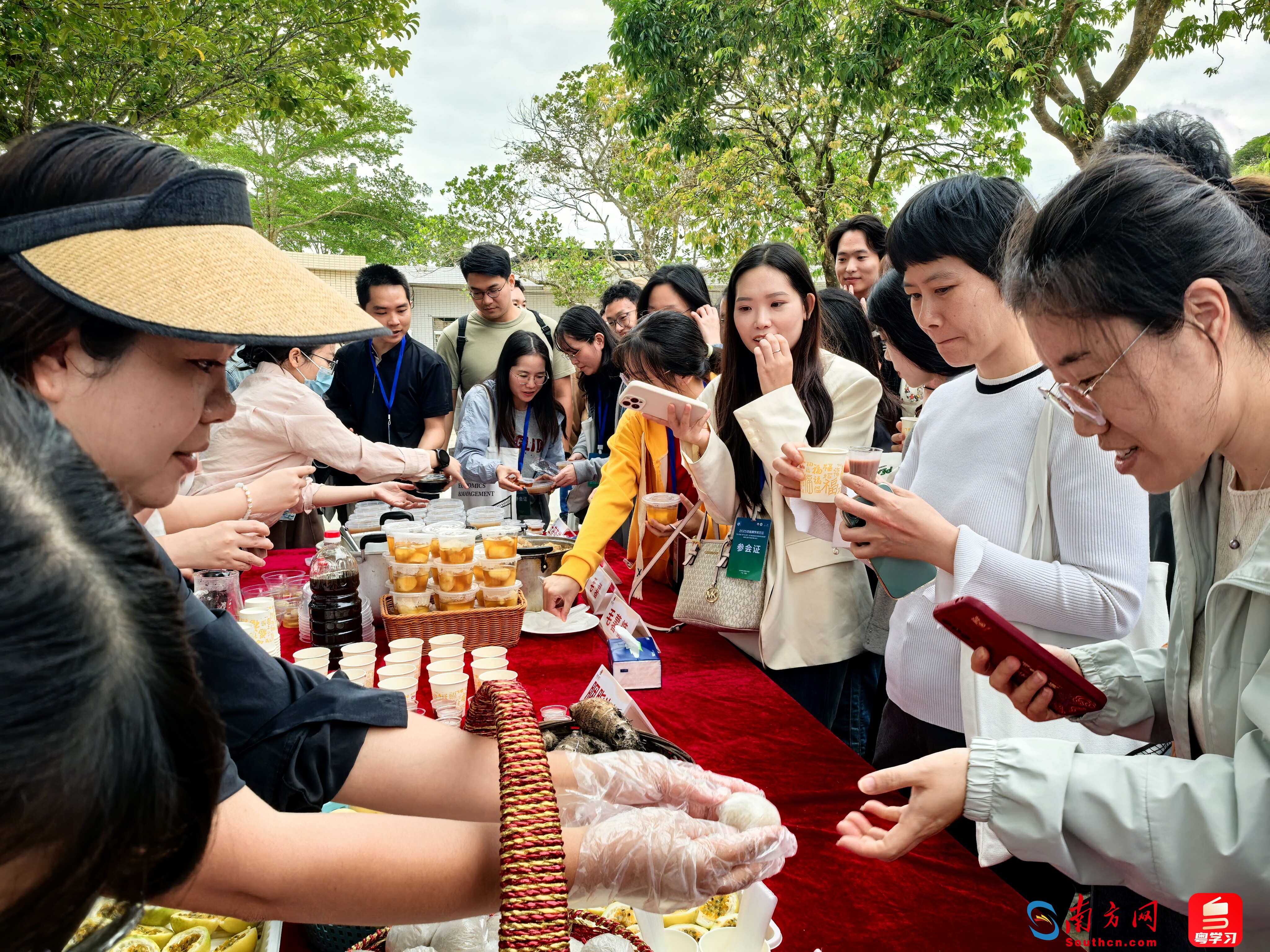 调研嘉宾现场品尝塘口镇富硒农产品
