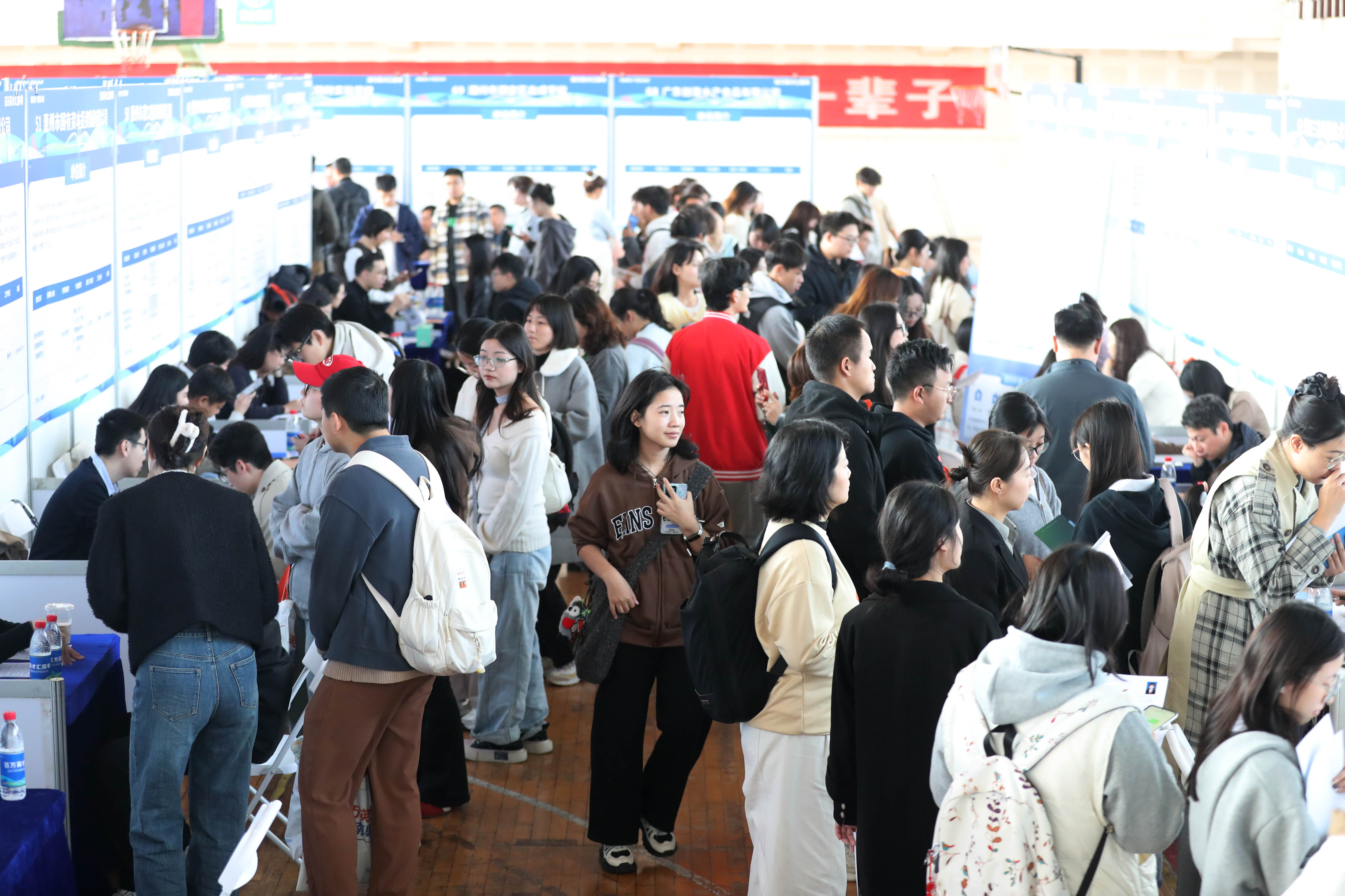 2025年10月23日,“百万英才汇南粤-NEP1_20251023_C0028831315 2025年10月23日,在中南财经政法大学,人潮涌动。