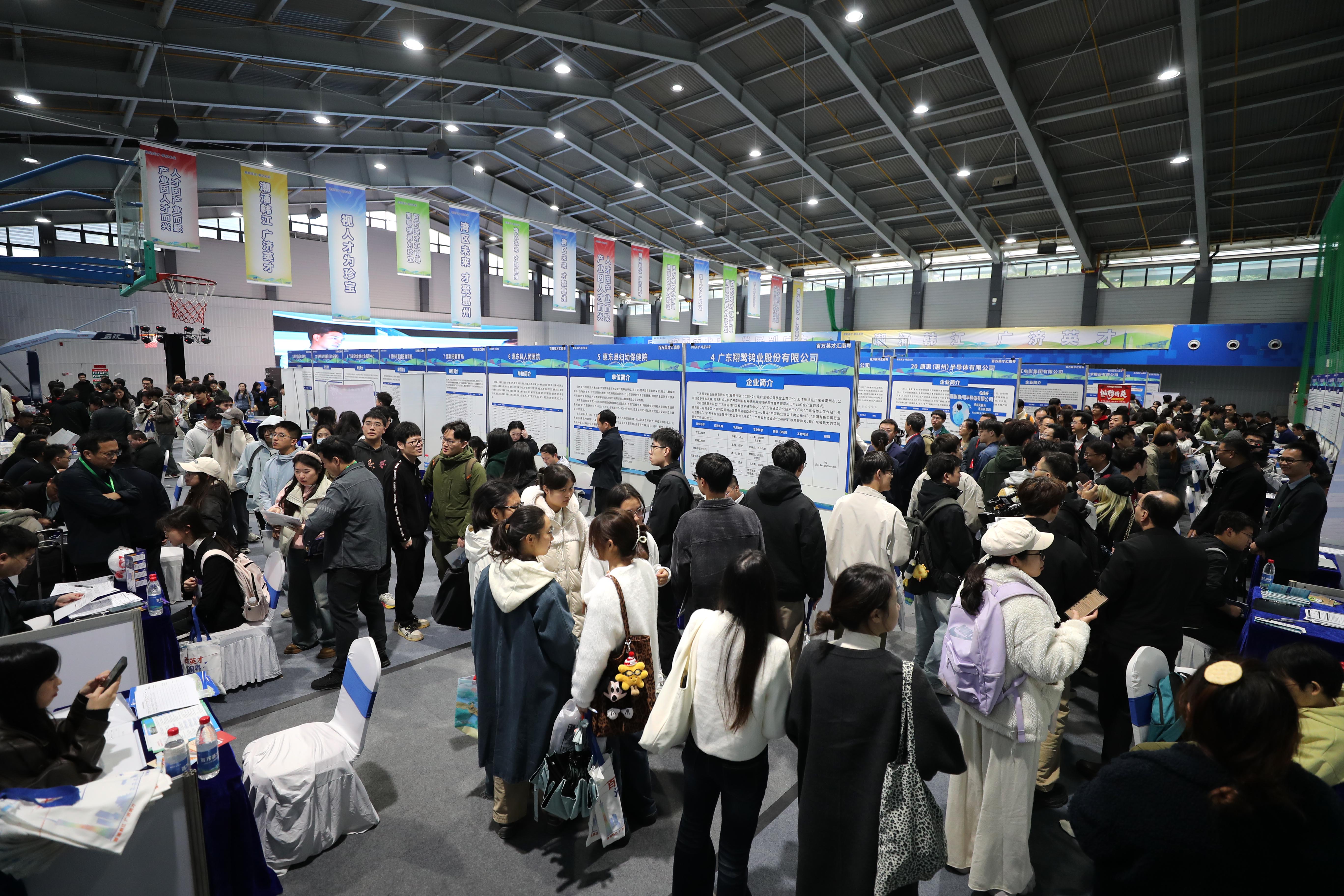 2025年10月21日,百万英才汇南粤2-NEP1_20251021_C0028808655 2025年10月23日,在武汉大学专场,招聘会现场人潮涌动。