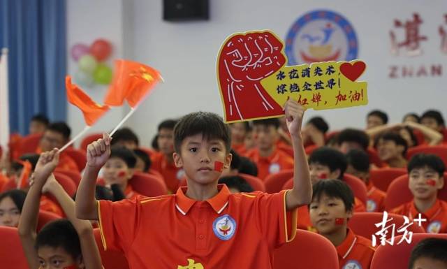 湛江市体育学校里小运动员为全红婵加油。陈锴进 摄