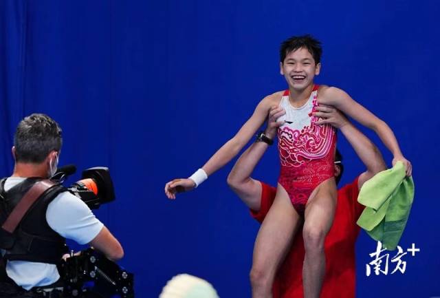 　　2021年东京奥运会女子十米跳台决赛后，14岁的全红婵被教练高举过头顶庆祝。图源新华社