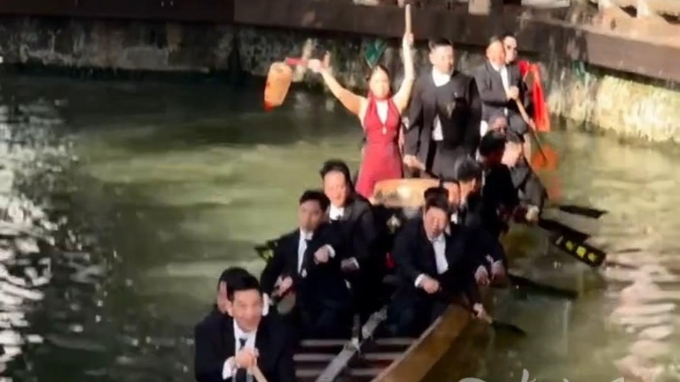 真·百年修得同船渡！广东一地新人亲自擂鼓办龙船婚礼