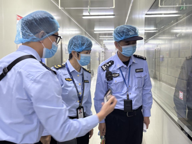 监管人员对食材入仓、储存、检测、配送等环节开展全程监督检查。