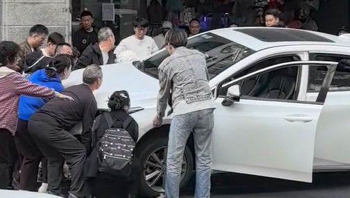 齐心协力显真情！广州街头众人合力抬车 救出被压车底阿姨 | 暖心画