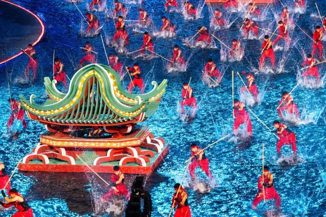 开幕式舞台因地制宜用足水元素，承载厚重岭南文化。