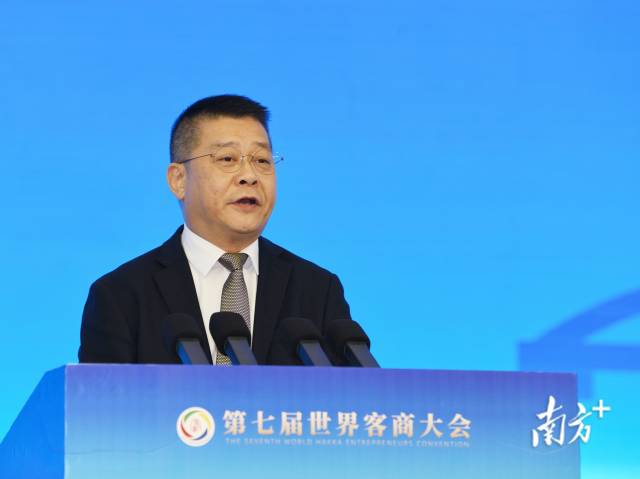 全国政协委员、中国民间商会副会长、香港梅州社团总会主席、金利来集团有限公司主席兼行政总裁曾智明发言。 全国政协委员、中国民间商会副会长、香港梅州社团总会主席、金利来集团有限公司主席兼行政总裁曾智明发言。