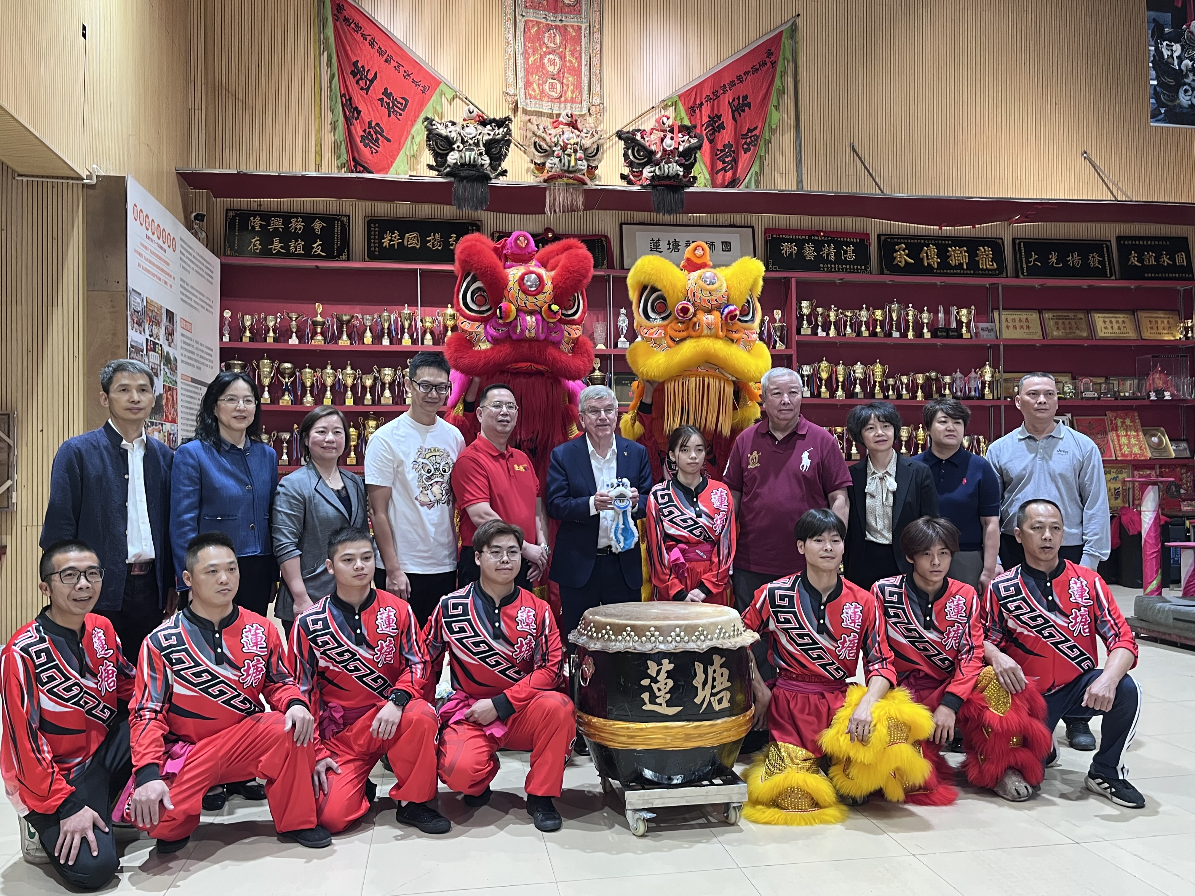 巴赫与张槎莲塘村狮队合影留念。